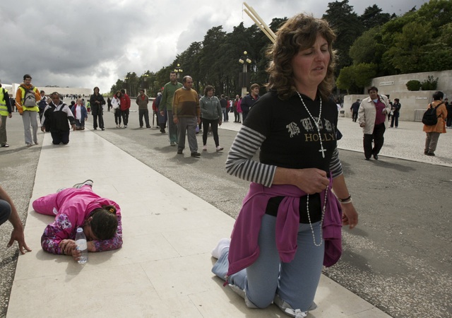 Portugal: Pilgrims in Fatima Sanctuary